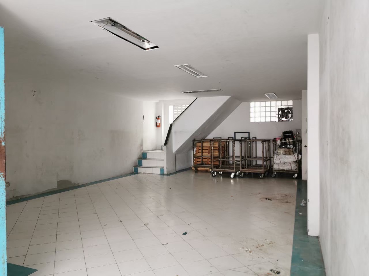 曼谷 空堤区 | Charoen Nakhon 34四层商用楼出租 1,500平方米 租金150,000泰铢/月