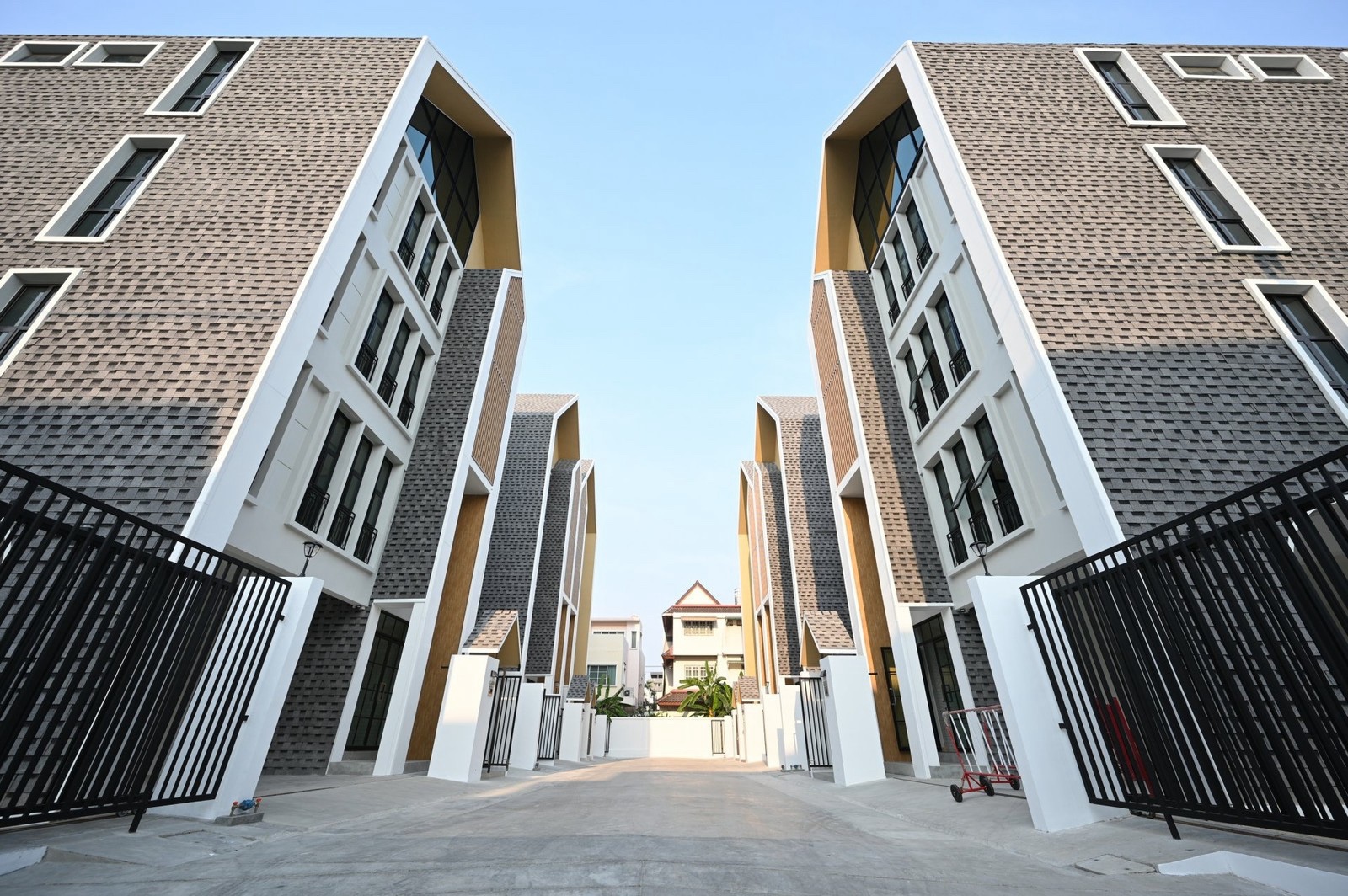 曼谷 邦甲比区 | Na Nicha Huamak 10全新4层Home Office出租 370平方米 租金120,000泰铢/月，可注册公司