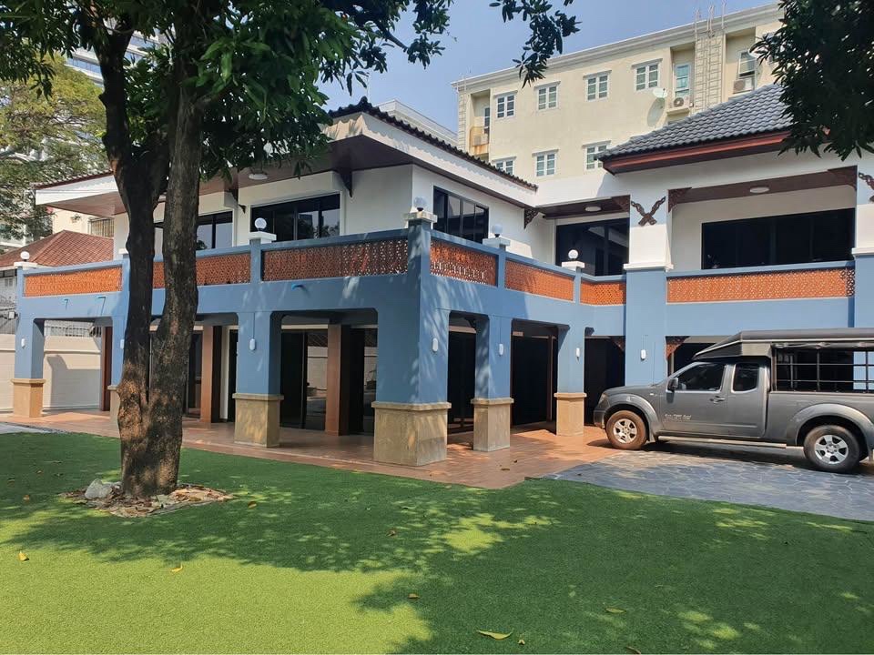 曼谷 沙吞区 | Suwan Sawat（Rama 4–Sathon）大型独栋别墅出租 6卧4卫560平方米 租金125,000泰铢/月，可办理公司注册