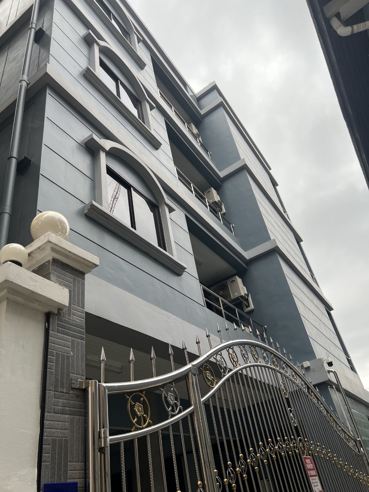 曼谷 巴吞旺区 | Langsuan路4.5层商业楼出租 6卧5卫300平方米 租金140,000泰铢/月， 可办理公司注册