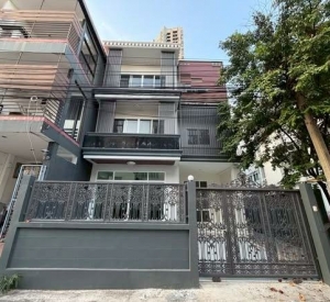 空堤区 |  Sukhumvit巷， Phra Khanon轻轨站附近 联排别墅出租 5卧 400平米 120,000泰铢/月