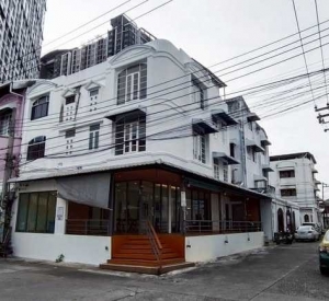 辉煌区 | Rama 9 — Ratchada地段 联排别墅出租/售 4卧 320平米 出租57,000泰铢/月（可注册公司），出售1250万泰铢