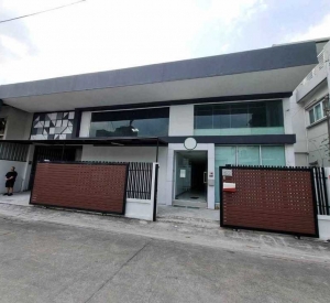 萱銮区 | Khlong Tan — Ramkhamhaeng 带办公室的仓库出租 440平米 90,000泰铢/月