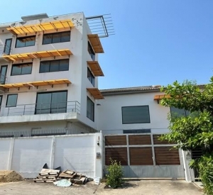 帕卡隆区 | Sukhumvit 101—Punnawithi轻轨站附近 带办公楼仓库出租 800平米 170,000泰铢/月