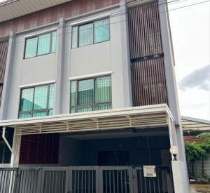 翁通郎区 | Latphrao — Ratchada地段 联排别墅出租 4卧 180平米 50,000泰铢/月