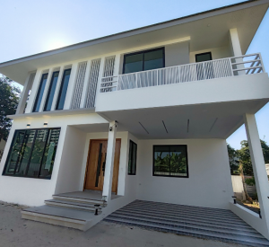 翁通郎区 | Ratchada — Latphrao地段 独栋别墅出租 5卧 300平米 65,000泰铢/月