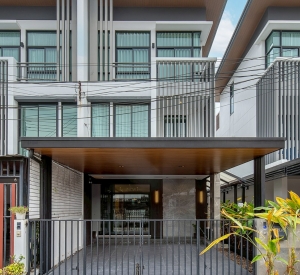 翁通郎区 | Lat Phrao — Chokchai 4地段 联排别墅出租/售 3卧 出租50,000泰铢/月，出售750万泰铢