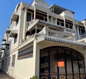 沙吞区 | Sathorn - Narathiwat市中心 联排别墅出租 4卧 120平米 52,000泰铢/月