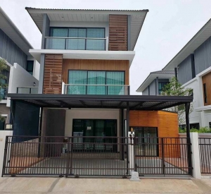 曼谷 邦甲区 | Supalai Essence Ladprao 107双拼别墅出租 4卧4卫243平方米 租金45,000–50,000泰铢/月 可注册公司