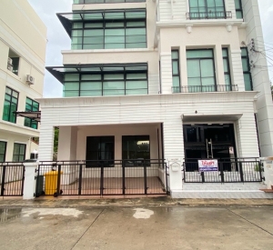 曼谷 叻抛区 | Ladprao 71 - Nak Niwat独栋Home Office出租 493平方米 租金180,000泰铢/月