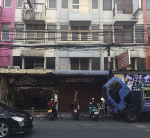 曼谷 汇权区| Pracharat Bamphen路3.5层商业楼出租 2卧2卫190平方米 租金39,000泰铢/月  允许养宠物 可注册公司