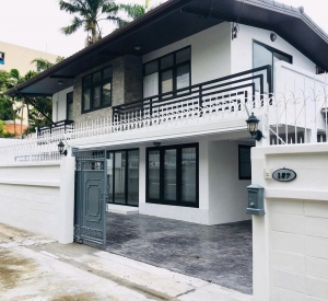 曼谷 汇权区 | Ratchada–Sutthisan–Huai Khwang两层House Office出租 220平方米 租金70,000泰铢/月，可注册公司