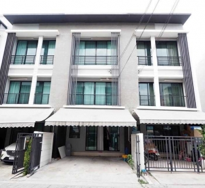 曼谷 曼甲必区 | Baan Klang Muang Rama 9–Ramkhamhaeng联排别墅出售/出租 3卧3卫149平方米 售价6,390,000泰铢 / 租金35,000泰铢/月