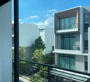 曼谷 萨普汉松区 | Nirvana Define Srinakarin–Rama 9三层联排别墅出租 3卧4卫190平方米 租金59,000泰铢/月