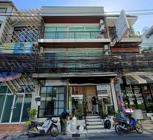 Pipat Silom Soi 3 商铺出售 3楼252平米 4000万泰铢